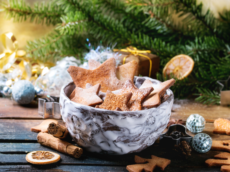 Biscuits à la cannelle en étoile dans un bol