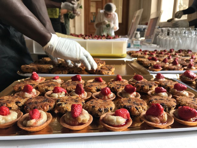 Pâtisseries éco-responsables dans un plateau